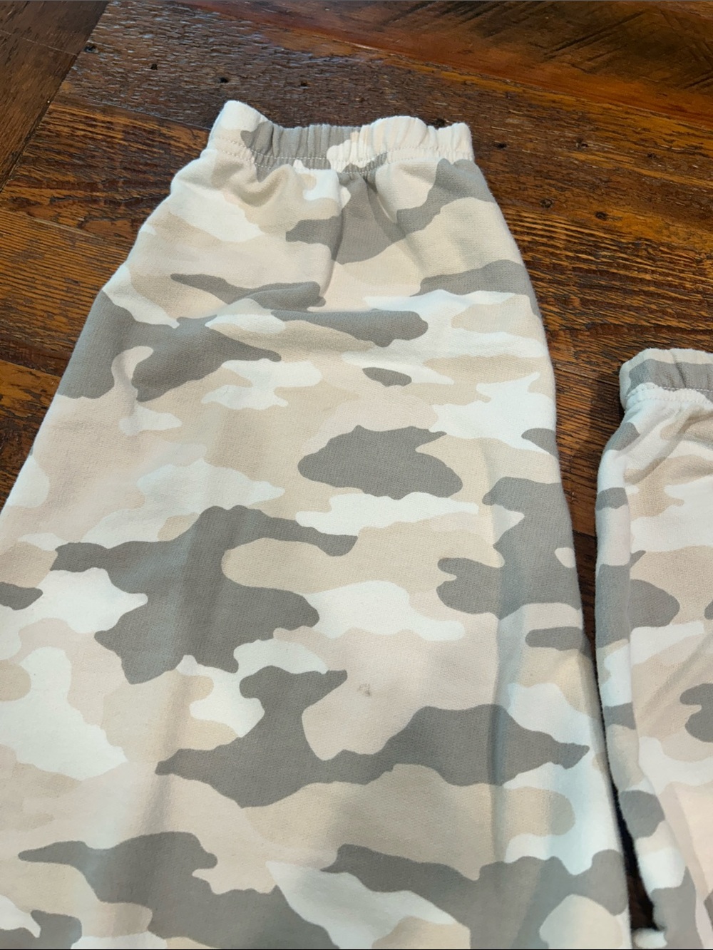 aerie Women’s Camouflage Joggers in Cream & Gray. Oversized large. - Picture 6 of 6